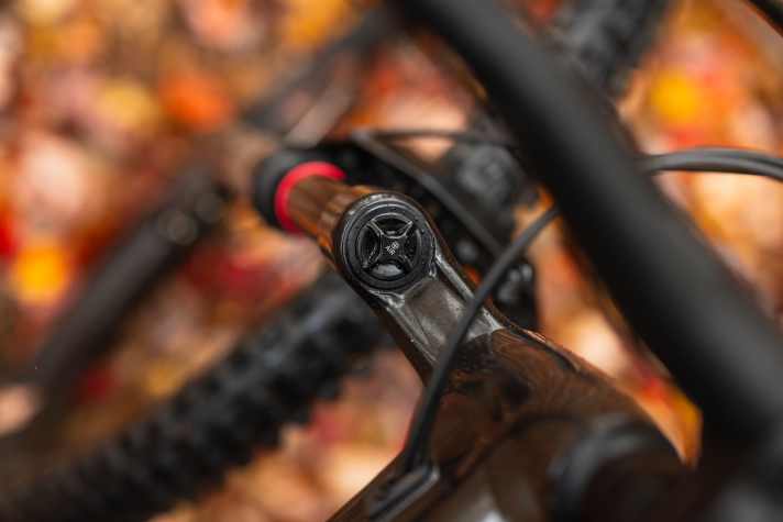 Im linken Gabelholm sitzt wie gewohnt die Luftfeder. Negativ- und Positivkammer der überarbeiteten DebonAir werden über ein Ventil befüllt.