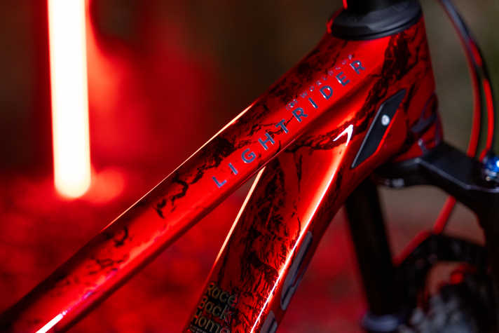 You can recognise the mountains of the Swiss Valais in the paintwork - or you can enjoy the candy red.