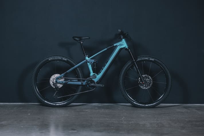 Cube Stereo Hybrid 120 ABS 750 shines in the colour combination emerald grey'n'blue