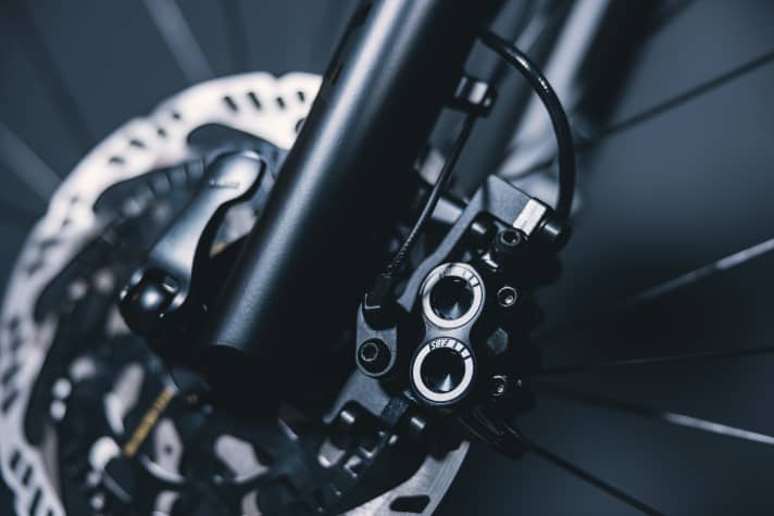 Only the small print on the pistons identifies the Magura MT as a brake with ABS.