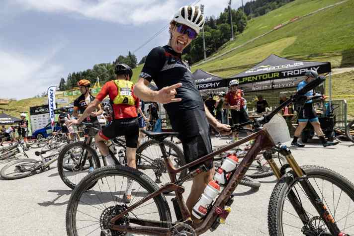 Völlig abgerockt aber zufrieden: BIKE-Redakteur Jan Timmermann mit dem Storck Adrenalin.2 nach der ersten Stage der Alpentour Schladming 2024.