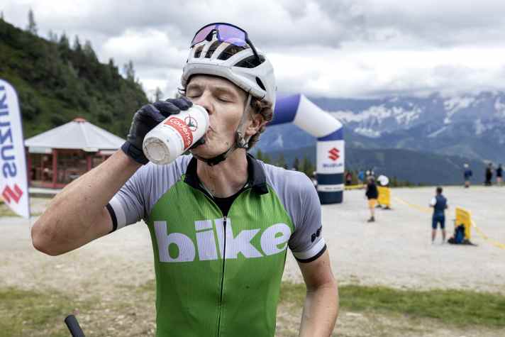 Refuelling: the body is crying out for fluids and nutrients. At temperatures above 30 degrees, marathon races pose additional challenges.