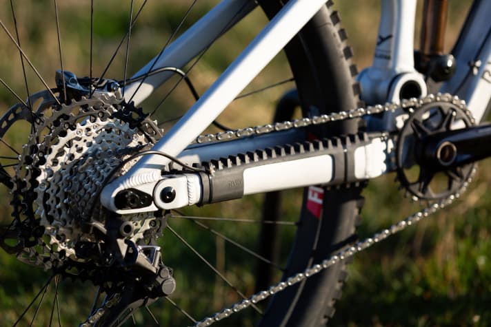 Neuer Kettenstrebenprotektor am Raaw Madonna V3. Die Kettenstrebenlänge ist variabel.