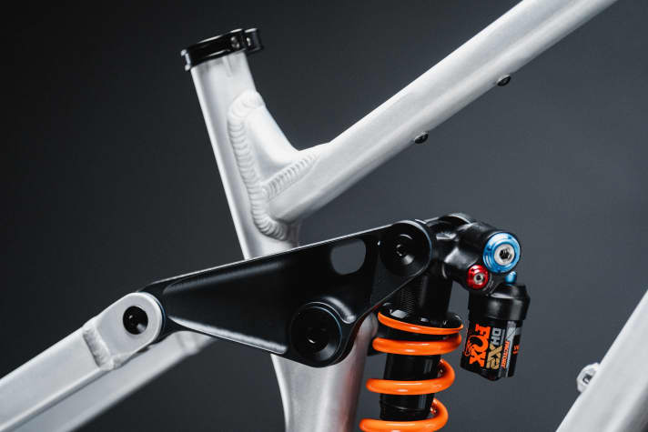 Im nun schlankeren Rocker sitzen breitere Lager. Raaw schreibt beim Madonna V3 das Thema Haltbarkeit groß.