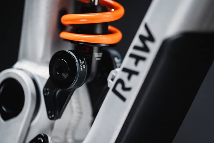 Eine variable Dämpferaufnahme ermöglicht am Raaw MTB die Verstellung von Geometrie und Hinterbau-Progression.