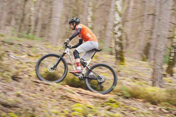 Everesting is now commonplace on road bikes. On mountain bikes, far fewer cyclists attempt the challenge.