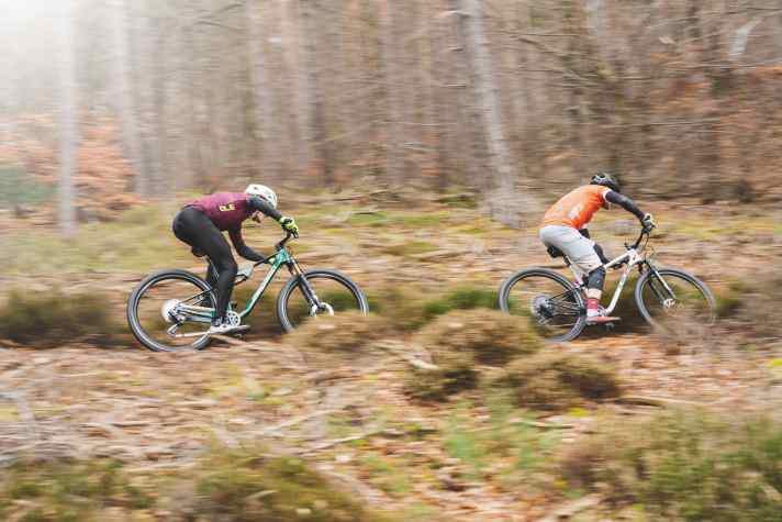 Ein High-End-Fox-Fahrwerk gibt’s für unter 4600 Euro leider nicht. Auch die günstigen Marathon-Bikes können jedoch Fahrspaß bieten.