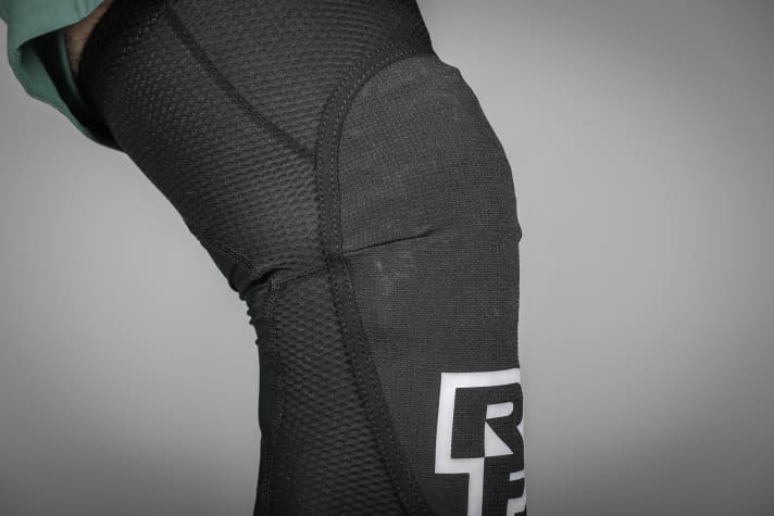 Airy material at the front and back improves cooling at the knee
