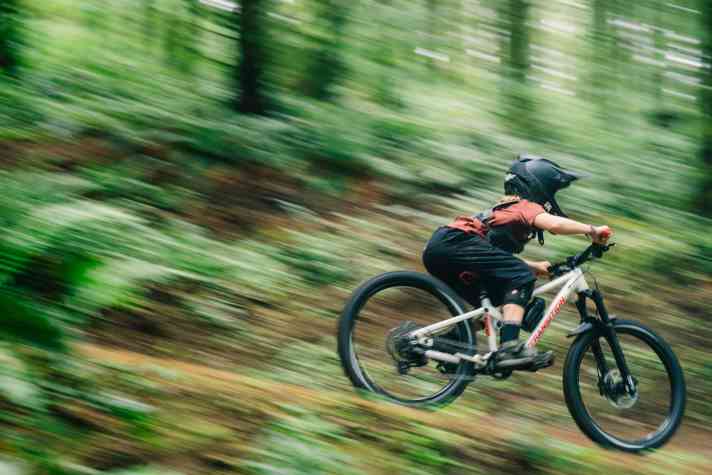 Transition Ripcord, 24 Zoll, 130 mm Federweg an Front und Heck.