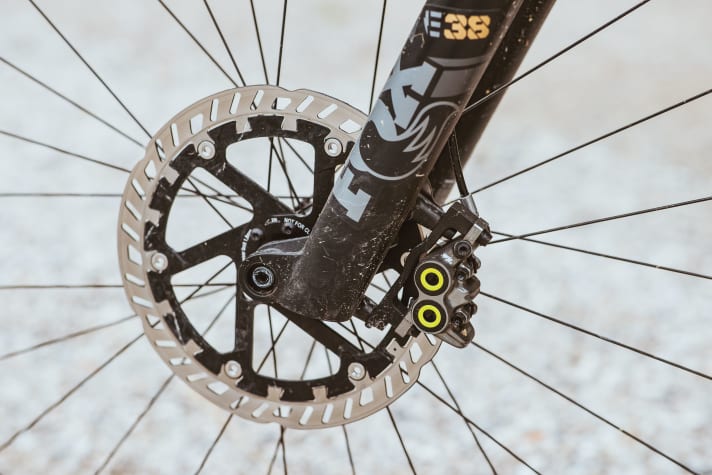 The Magura stoppers with large 220 mm discs are noticeably biting. A real plus on long and steep descents.