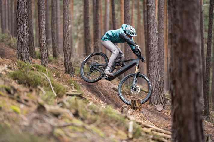 The new Deft prefers to take jumps in a sporty race style rather than in a playful freeride manner.