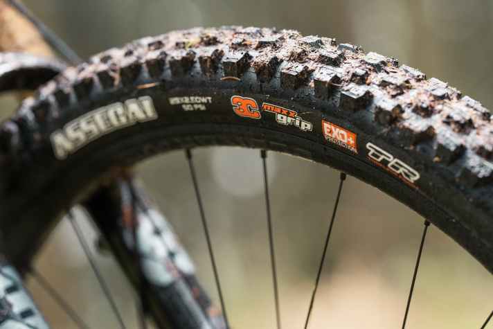 Am Vorderrad bringt die weiche Maxxgrip-Mischung zusätzliche Traktion und Sicherheit.