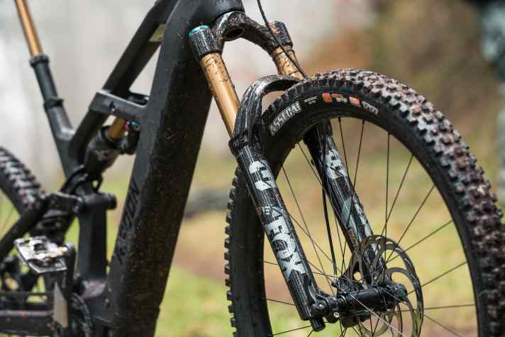 Standesgemäß für ein E-Enduro kommen alle Deft-Modelle mit einer dicken Gabel mit 38er-Standrohren. Amt Topmodell die Fox 38 Factory Grip X2.