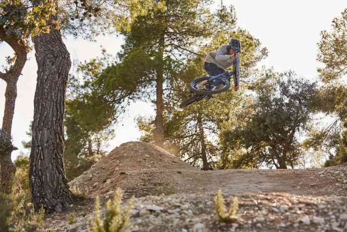 Can fly, wants to fly - the lightweight Enduro Jab with pilot Lukas at the stick.