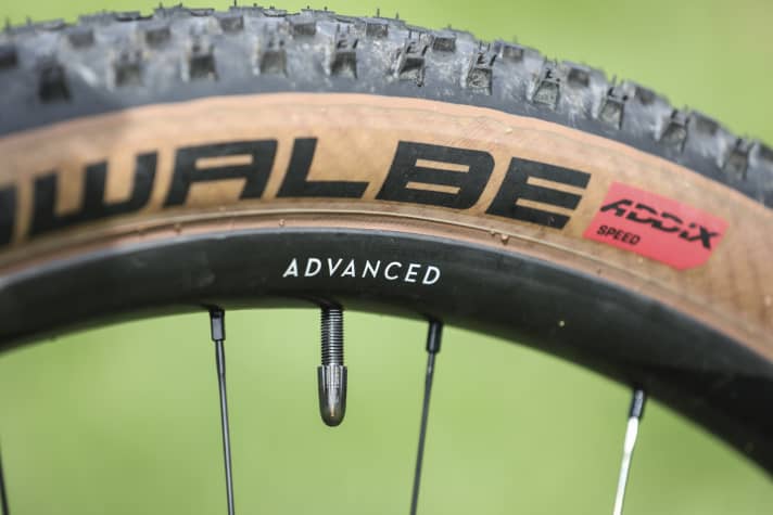 Leichte Carbonlaufräder, wie die Newmen Advanced SL X.A.30, stehen dem Race-Hardtail von Radon ausgezeichnet.