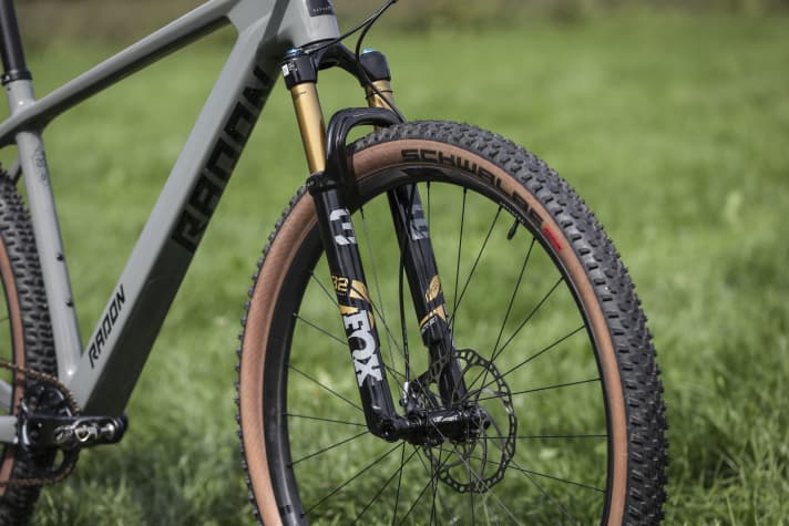 Volle Bude: Leichter und exklusiver als am Radon Jealous 10.0 EA geht die Ausstattung kaum. Die Fox 32 SC Factory ist eine Top-CC-Gabel.