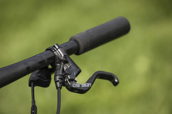 Racers appreciate lightweight foam grips. But not if they are constantly twisted, as on our test bike.