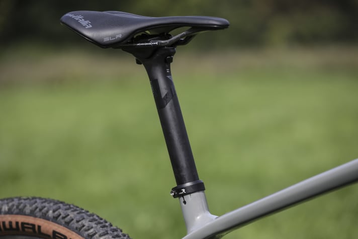 Saves weight, but gets in the way on the descents: the rigid carbon seatpost of the Radon Jealous 10.o EA.