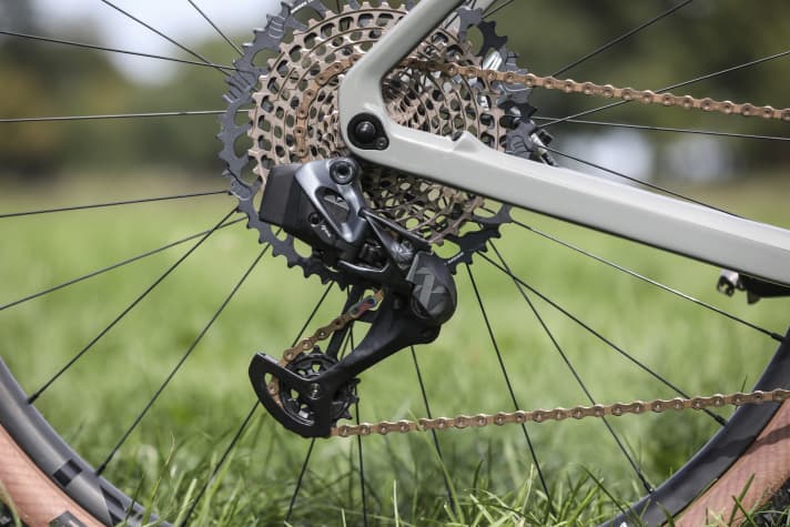 Am Radon Jealous 10.0 EA ist alles Gold, was glänzt. Die Gänge wechselt eine edle Sram XX1 Eagle AXS Funkschaltung.