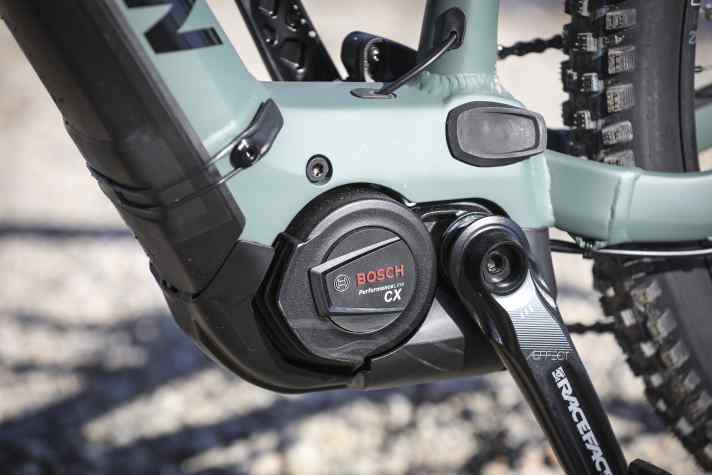 Mid-mounted motors such as the Bosch CX are highly dynamic and are the first choice for sporty use. But hub motors can also be good. Especially for trekking or gravel bikes.