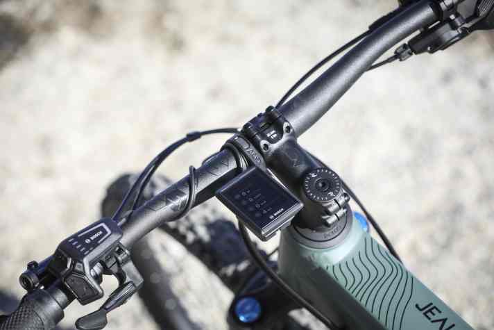 To protect it from damage in the event of a fall, Radon mounts the Kiox display behind the handlebars.