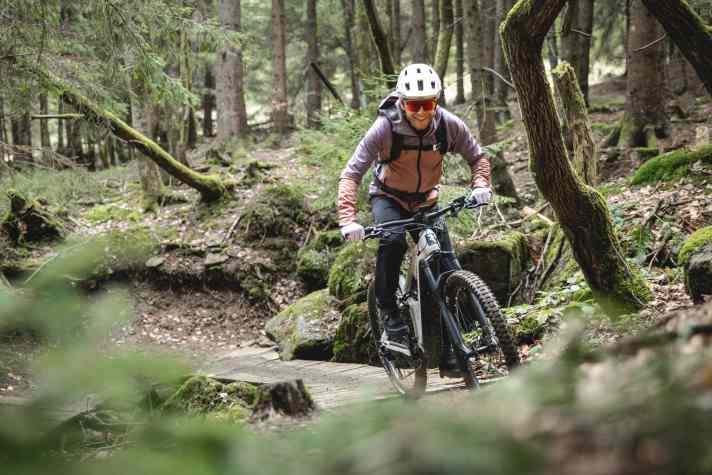 Mit gutem Motor und tiefer Front klettert das Radon anständig. Kontrolle und Handling könnten aber noch etwas besser sein.