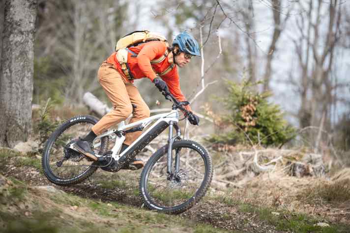 The tyres and brakes make for a confident ride, but the somewhat outdated geometry, the weak fork and the short dropper post make it less fun to ride downhill. Unfortunately, the Radon also rattles quite a bit downhill.