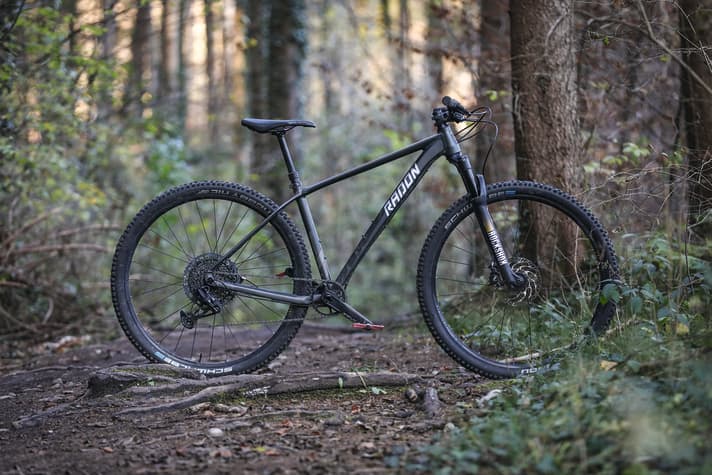 The Radon Jealous with a new price of 1499 euros is the perfect bike for soulful tours and everyday rides. Thanks to refurbishment, you can find it in top condition for less than 1000 euros.