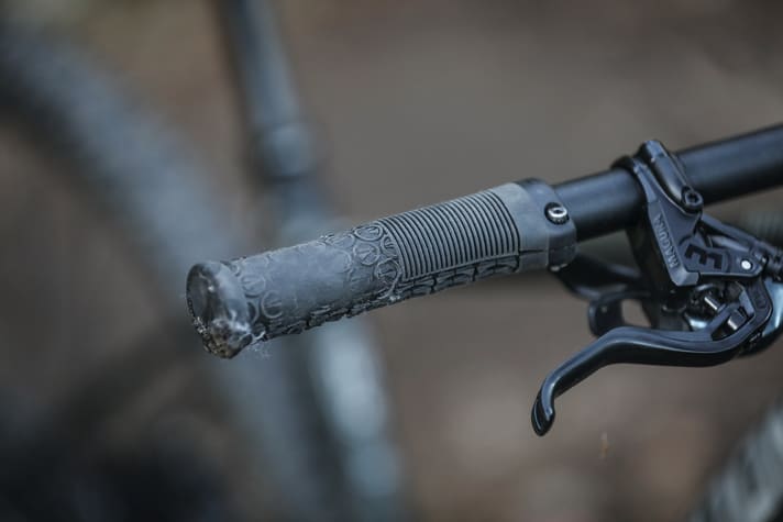 Dieser Griff hat es hinter sich. Bei Refurbished-Bikes sind solche Makel meist beseitigt. Dennoch sollte man solche Details vor dem Kauf checken und dem Anbieter nicht blind vertrauen.