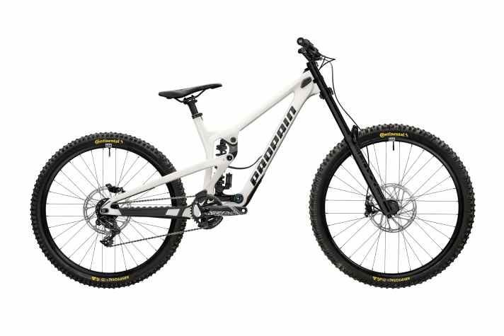 Propain Rage 3 R CF Base for € 3999 with Rockshox Base suspension. Here in chic white, which Propain calls: Whipping White, maybe the Whips will work by themselves.