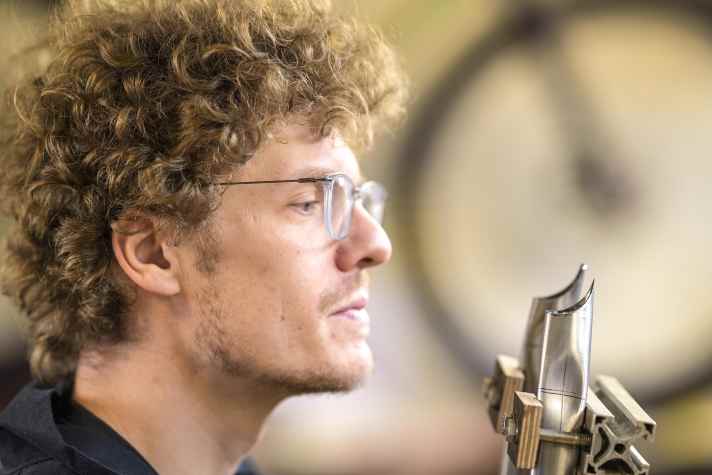 BIKE editor Jan Timmermann with the trimmed chainstays.