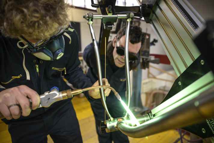 Geboren aus Feuer und Stahl: Unser Custom-Rahmen wird mit Messing verlötet.