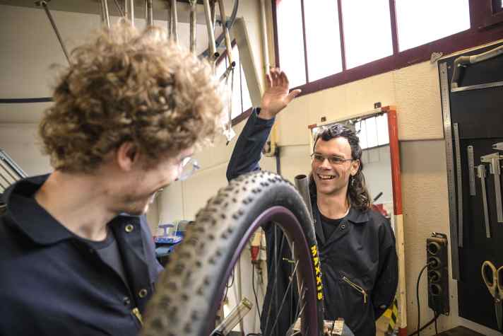 High-five: The large 32-inch rear wheel fits into the rear triangle. Relief for frame builder Leo.