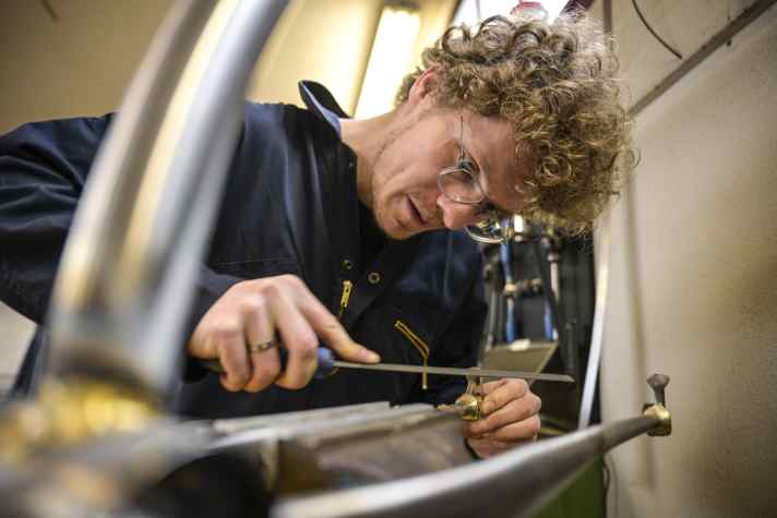 Polished weld seams are a hallmark of Leovelo's work. A lot of patience is required at the file.