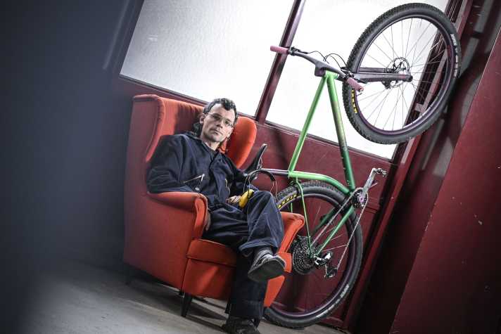 Er kann schon testfahren, während die großen Marken noch entwickeln: Leo von Leovelo und sein 32-Zoll El Grandito.