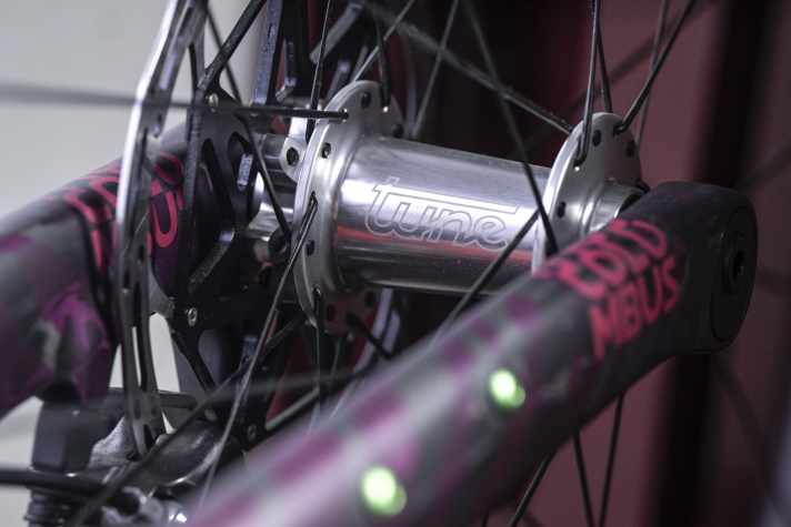 The Leovelo El Grandito comes with the new Tune Micro hubs.
