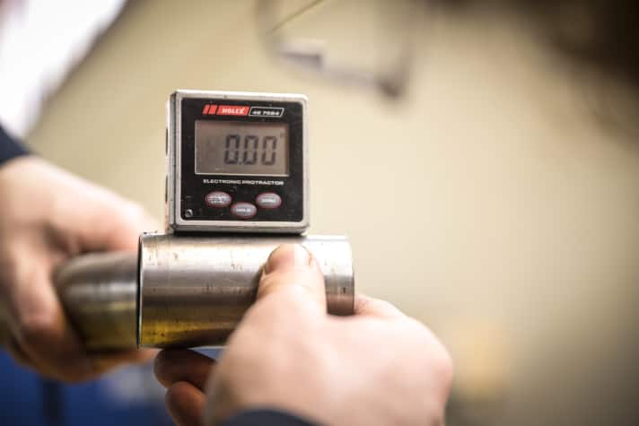 Immer wieder prüfen und korrigieren: Die Winkel müssen aufs Hundertstel stimmen, sonst passt am Ende nicht alles zusammen.