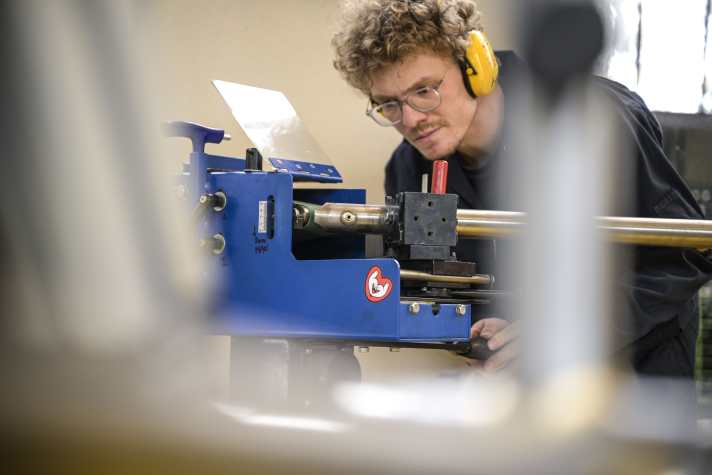 Precision work on the radius grinding machine: the mitres must fit with millimetre precision.