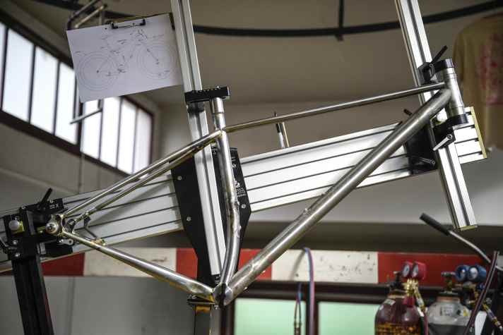 32-inch steel frame in the frame construction gauge: Only steel can achieve this elegant look.