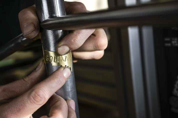 Auge fürs Detail: Leo prägt extra eine Rahmenplakette. Wir taufen das 32-Zoll-Riesen-Bike “Goliath”.