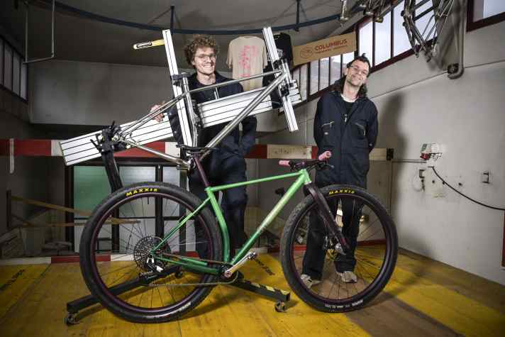 Two times 32 inches: The custom frame is ready and waiting to be assembled - this time with a suspension fork!