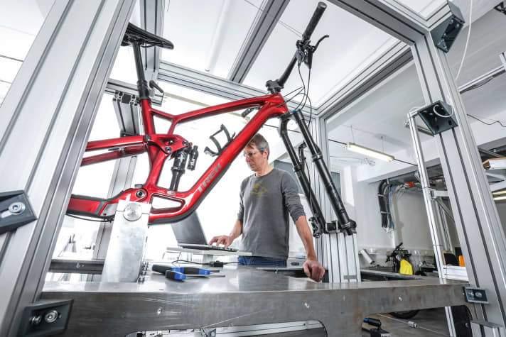 Unser neuer Prüfstand bringt in Sachen Rahmensteifigkeit Licht ins Dunkel. Statt einer Gesamtsteifigkeit können wir nun genau sagen, wie steif das Bike vorne ist und wie stark der Hinterbau bei seitlicher Last auslenkt.