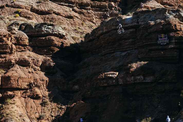 The highest drop in the history of cycling. Gee lands at the bottom of the picture.