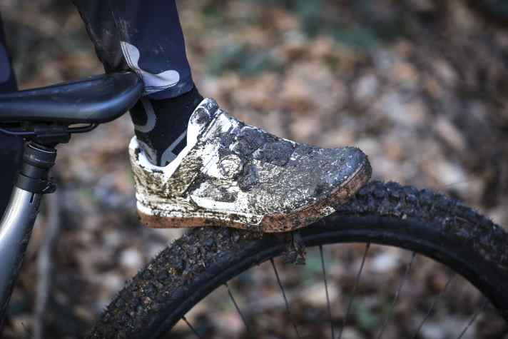 Keine Lust auf nasse Füße? Im Winter bietet Rollentraining Mountainbikern eine willkommene Fitness-Alternative.