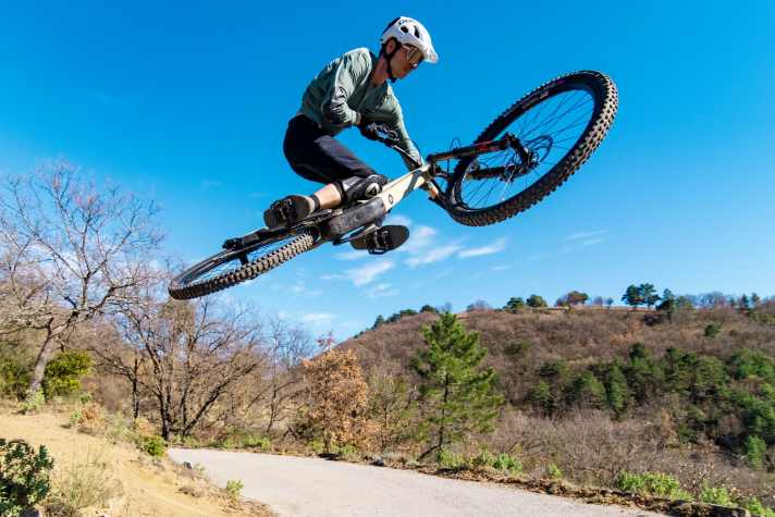 The Simplon Rapcon was already great downhill. Uphill, the new Rapcon is - well, maybe not quite as good, but - thanks to the update to the TQ HPR 60, it is also faster and, above all, more enduring.