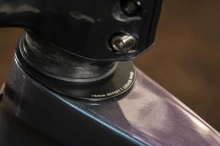 A modular flip chip with three positions in the headset area allows the rider to adjust the reach in 5 mm increments