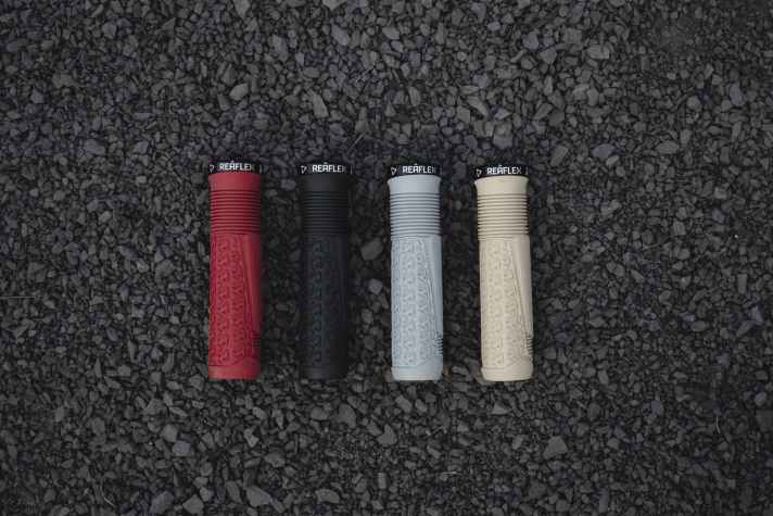 4 colours for the new Leatt Reaflex 6.0 MTB grips: Black, Lava, Peanut, Granite