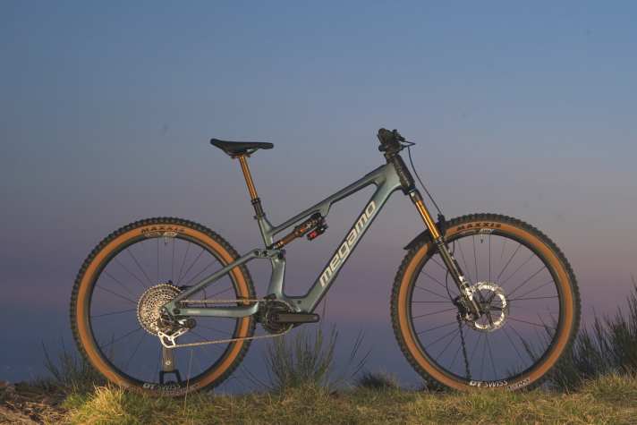 Das Megamo Reason setzt auf einen Vollcarbonrahmen und soll in der robusten Enduro-Variante ab 20,3 Kilo zu haben sein. Doch es geht noch deutlich leichter!