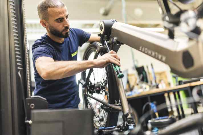 Alle E-Bikes durchlaufen vor dem Verkauf einen umfangreichen Refurbishment-Prozess im Rebike-Zentrum in Kempten.