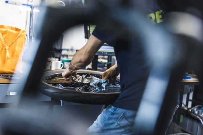 Samarbejde mellem Decathlon og Rebike: Shop-in-shop-koncept til renoverede e-cykler